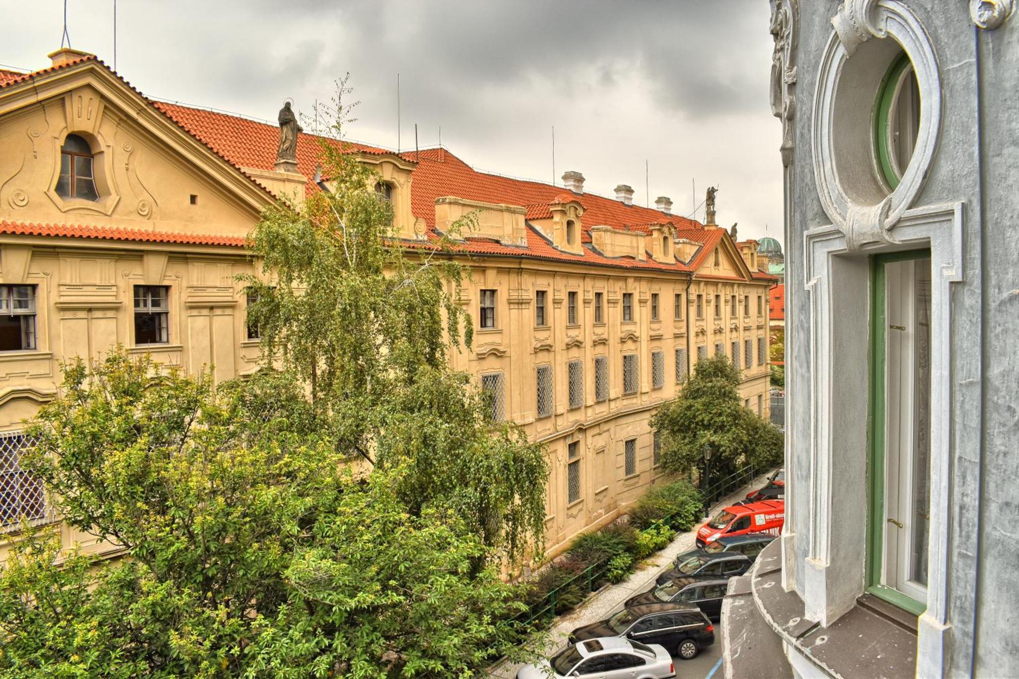 Milosrdnych Apartments Prag Exteriör bild
